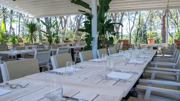 Breakfast, lunch, dinner served; Regional cuisine