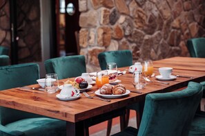 Desayuno buffet (EUR 15 por persona) 