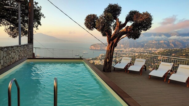A swimming pool with a view of a city and mountains. - Hotel Villa Fiorita (Sorrento)