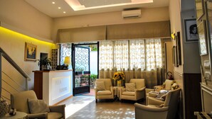 A spacious lobby with a reception desk, seating area, and a staircase. - Hotel Villa Fiorita (Sorrento)