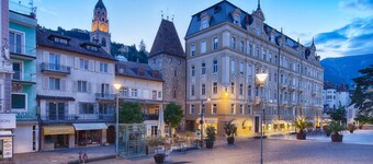 Flora Hotel & Suites