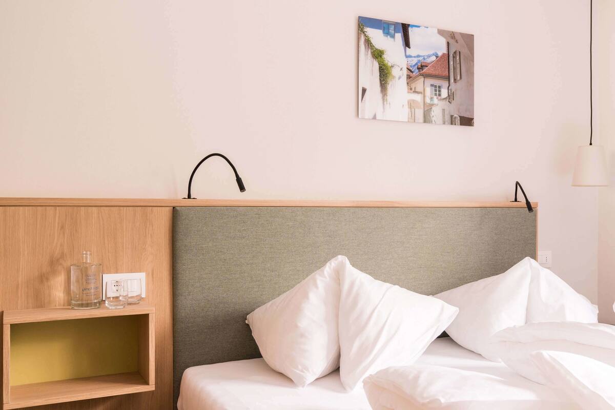 Caja de seguridad en la habitación, wifi gratis y ropa de cama