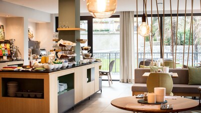 Flora Hotel & Suites