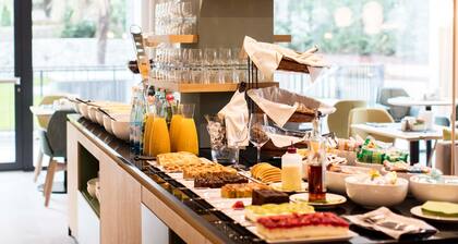 Flora Hotel & Suites