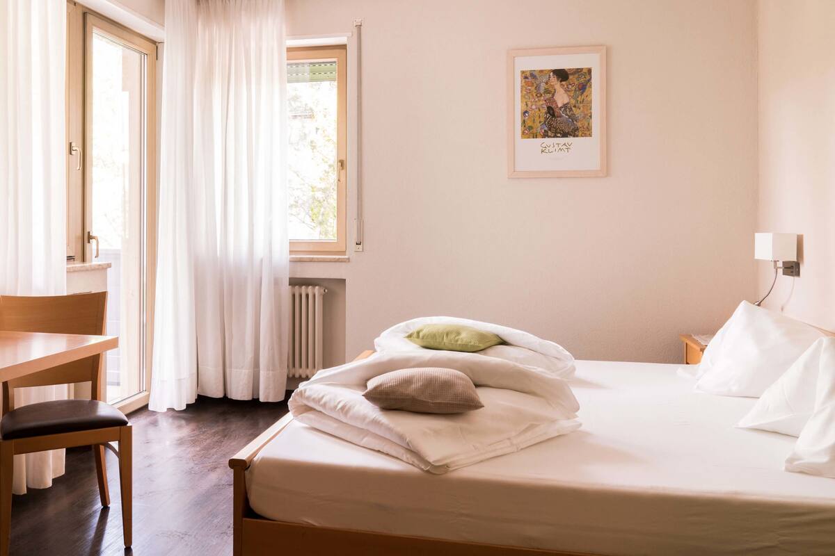 Caja de seguridad en la habitación, wifi gratis y ropa de cama