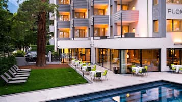Seasonal outdoor pool, pool loungers
