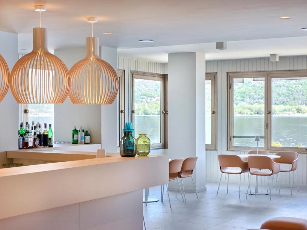Una cocina moderna con barra, ventanas amplias y vistas al exterior.