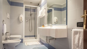 A modern bathroom with a shower, toilet, bidet, and sink. - Hotel Donizetti (Lallio)