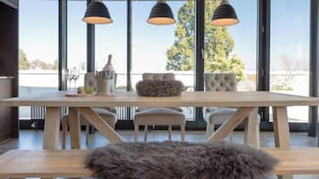 Suite, Terrasse, Stadtblick (Rooftop) | Allergikerbettwaren, Minibar, Zimmersafe, Schreibtisch