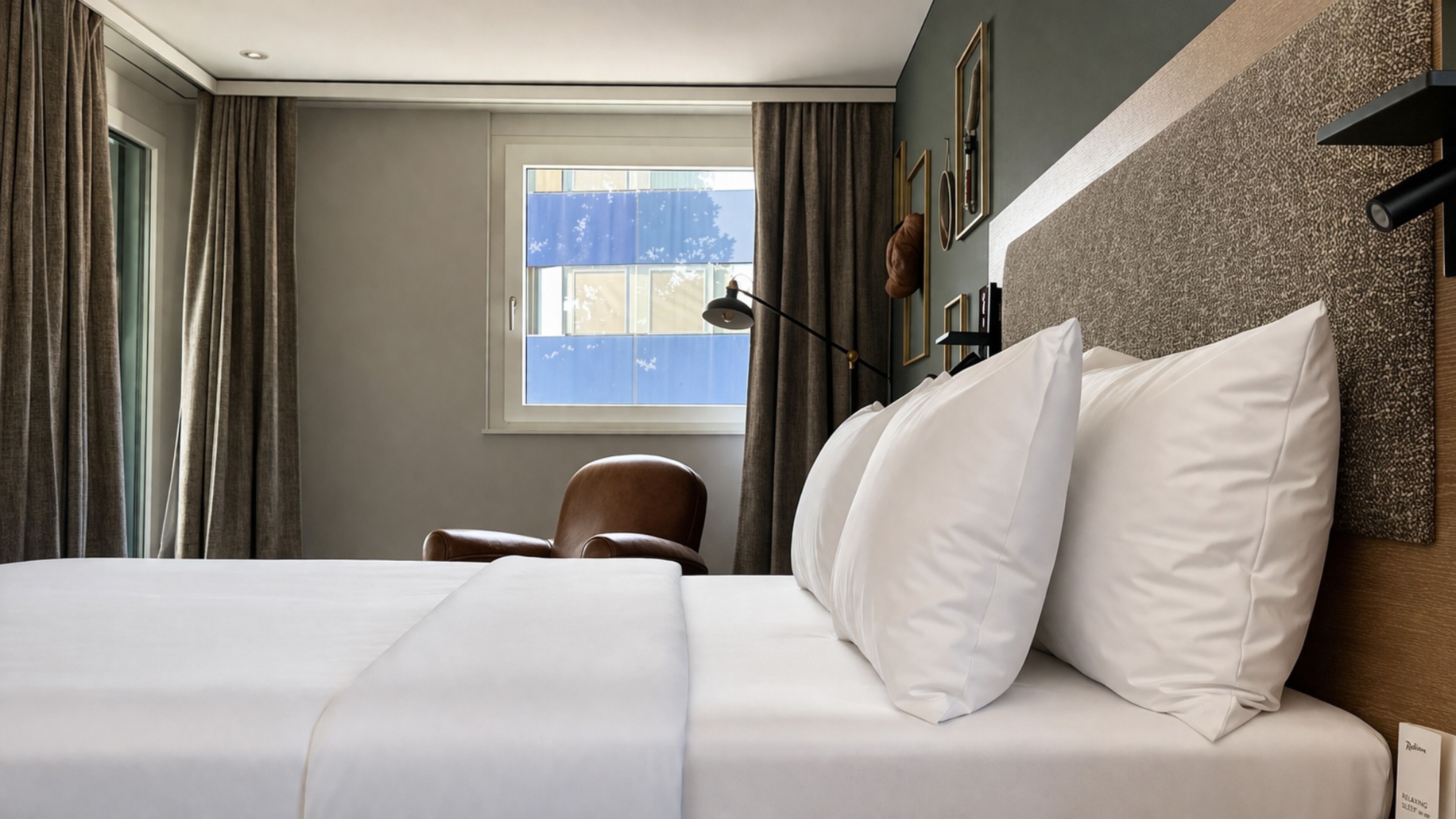 ملاءات للفراش لا تسبب الحساسية وميني بار وخزنة داخل الغرفة ومكتب