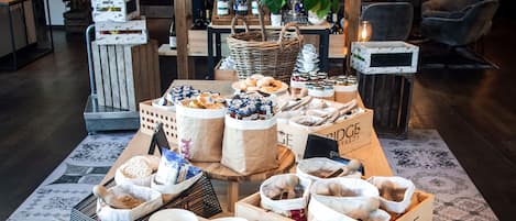 Café da manhã com buffet todos os dias (CHF 29 por pessoa)