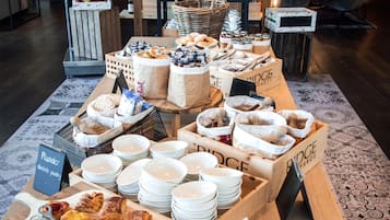 Tägliches Frühstücksbuffet (29 CHF pro Person)