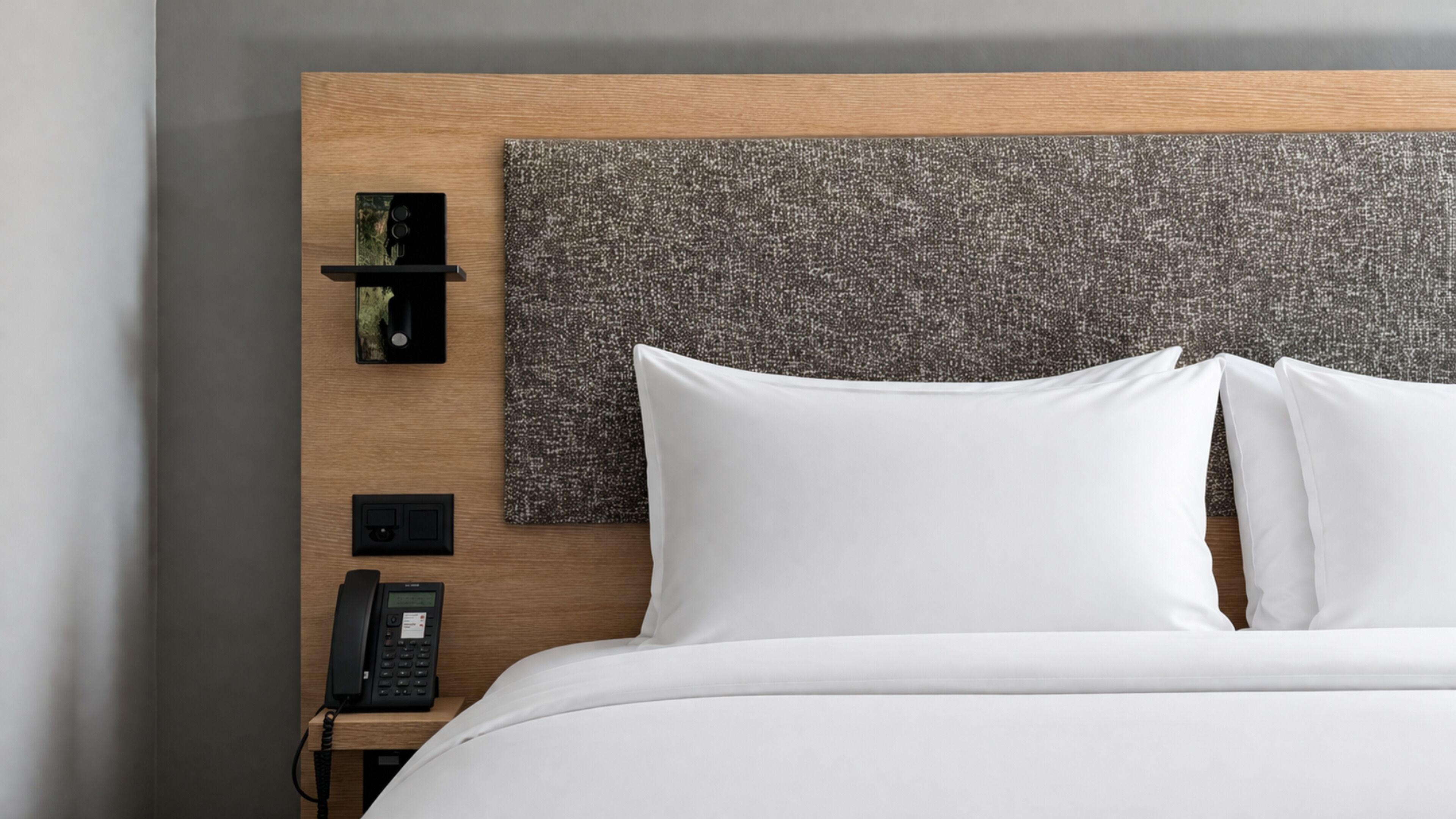 ملاءات للفراش لا تسبب الحساسية وميني بار وخزنة داخل الغرفة ومكتب