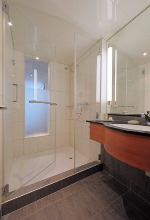Amenidades de baño gratuitas, secadora de cabello, toallas 