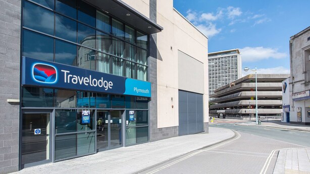 A Travelodge hotel with a modern facade, large windows, and a clear sky. - Travelodge Plymouth (Plymouth)