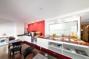 Café da manhã com buffet diário (EUR 12 por pessoa) 