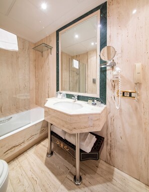 Kostenlose Toilettenartikel, Haartrockner, Handtücher