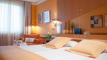 Standard Twin Room | Minibar, in-room safe, desk, laptop workspace