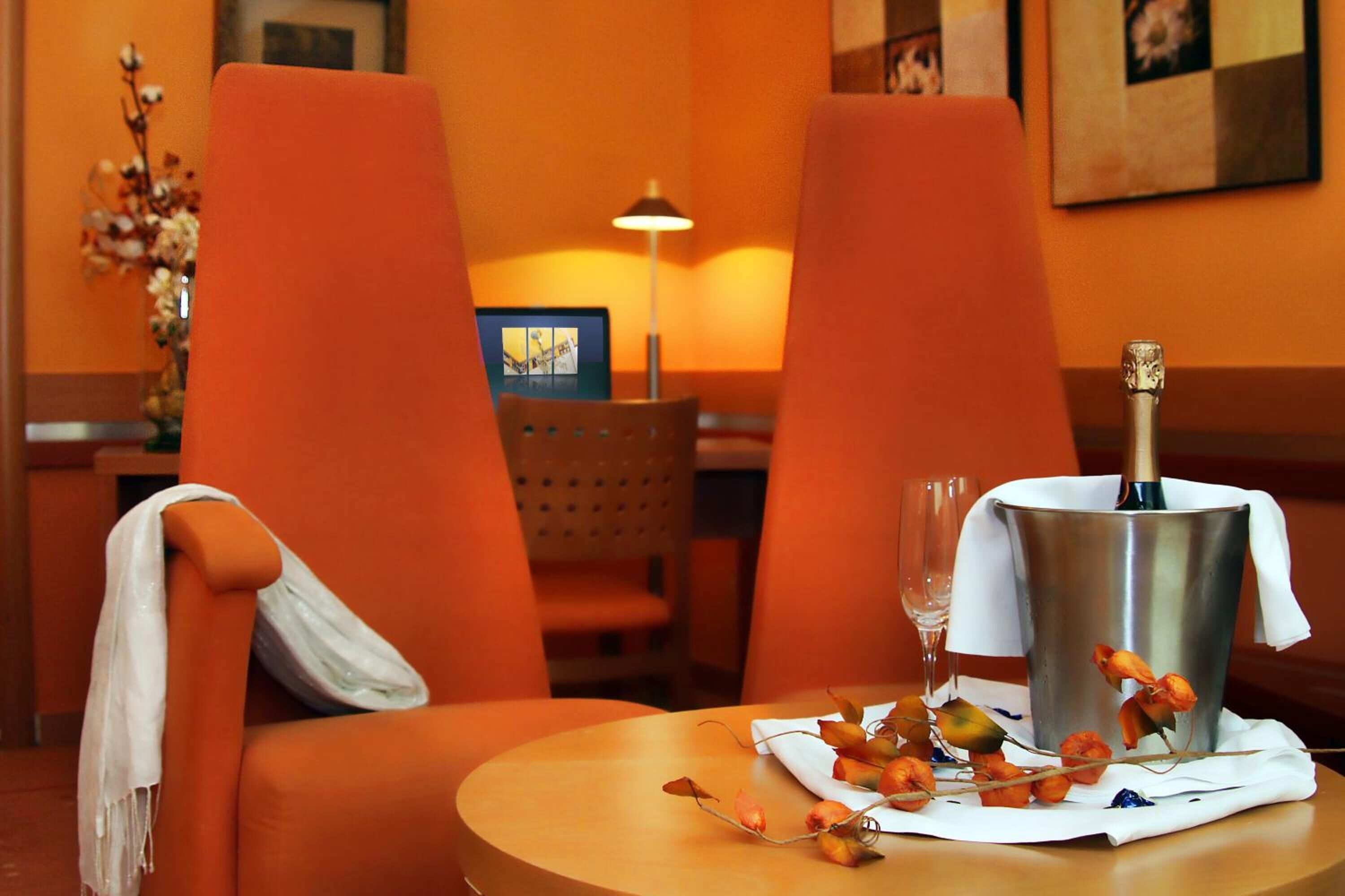 Minibar, coffres-forts dans les chambres, bureau