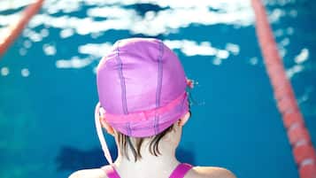 Eine Person im Schwimmbecken, durch Fahrstreifen getrennt.