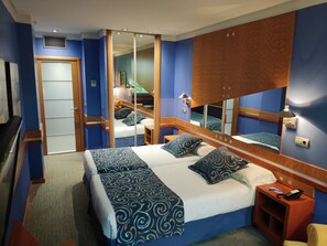 Een minibar, een kluis op de kamer, een bureau, een laptopwerkplek