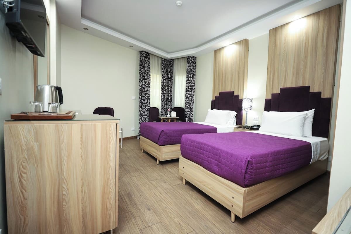 Phòng đôi, quang cảnh hồ bơi | 1 phòng ngủ, minibar, két bảo mật tại phòng, màn/rèm cản sáng 