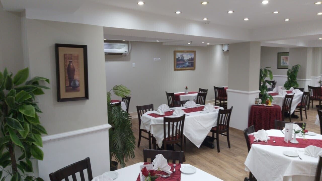 Se ofrece un desayuno bufé (350 EGP por persona)