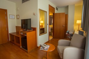 Minibar, blackout drapes, free WiFi, bed sheets