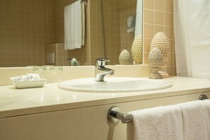 Bañera, secador de pelo, toallas