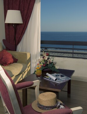 Suite, Balcony | Living room | 32-inch LED TV with cable channels, TV