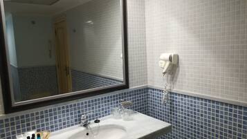 Ensemble douche/baignoire, articles de toilette gratuits, sèche-cheveux