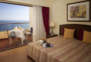 Suite, balkon | Een kluis op de kamer, een bureau, verduisterende gordijnen