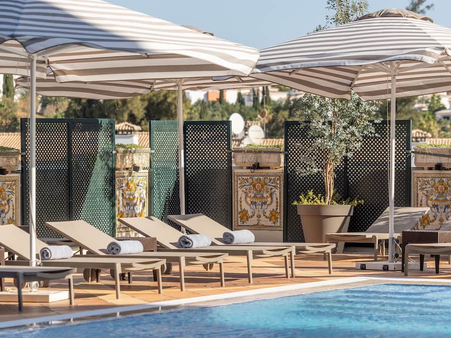 Piscina interna, 2 piscinas externas, guarda-sóis, espreguiçadeiras