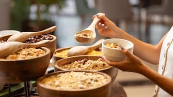 Päivittäinen buffetaamiainen (20 EUR per henkilö)