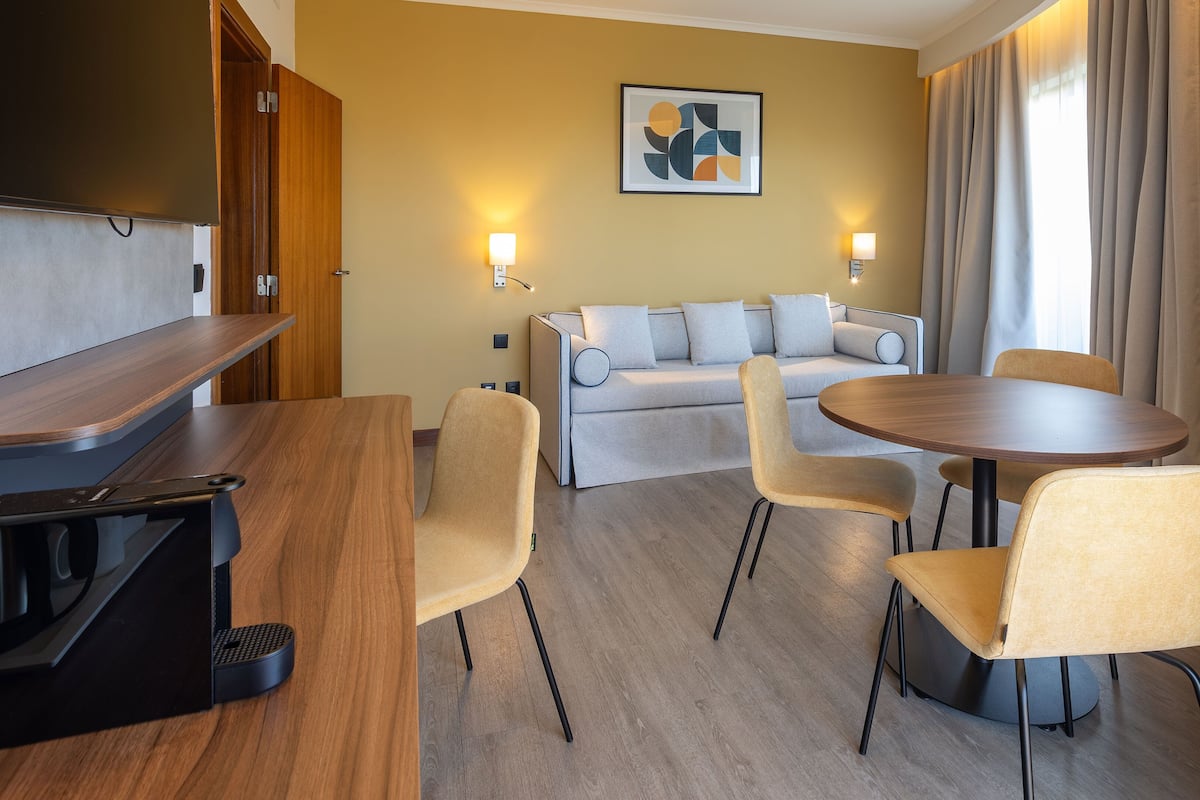 Caja fuerte, escritorio, wifi gratis y ropa de cama