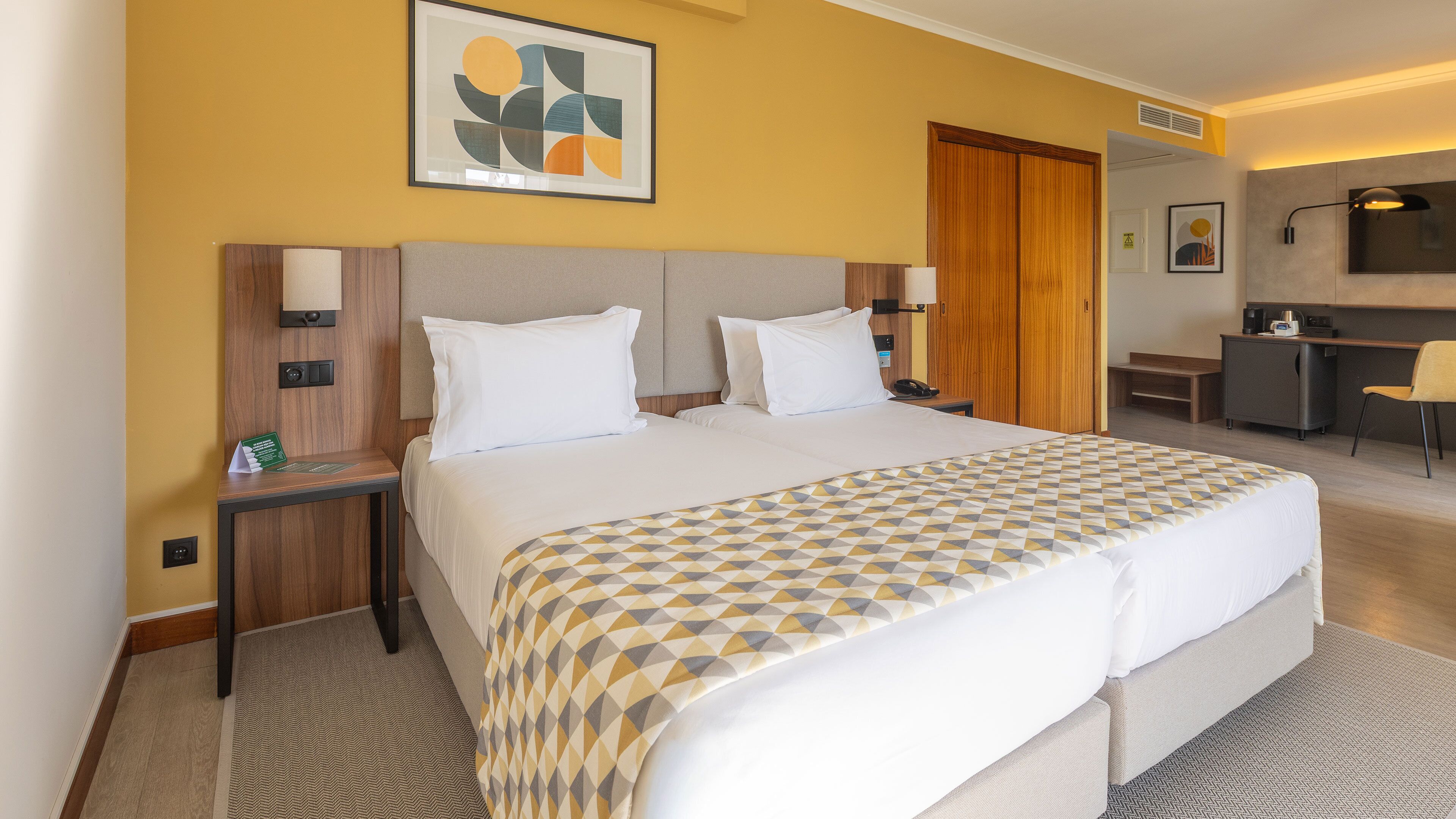 Habitació estàndard, 2 llits individuals, accessible, balcó (Furnished Balcony) | Caixa forta a l'habitació, escriptori, wifi gratuïta i roba de llit 