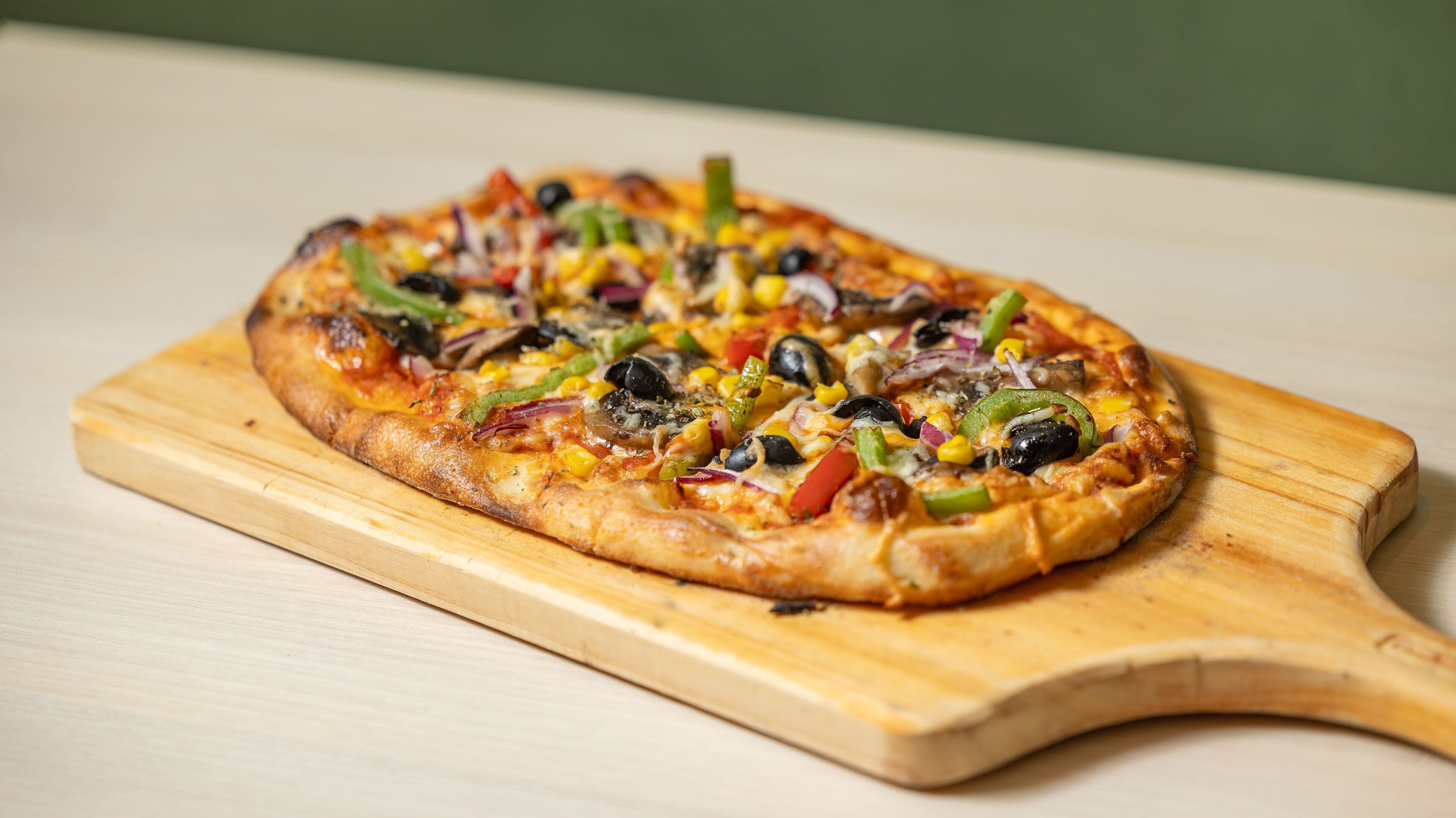 Pizza puulautalla.