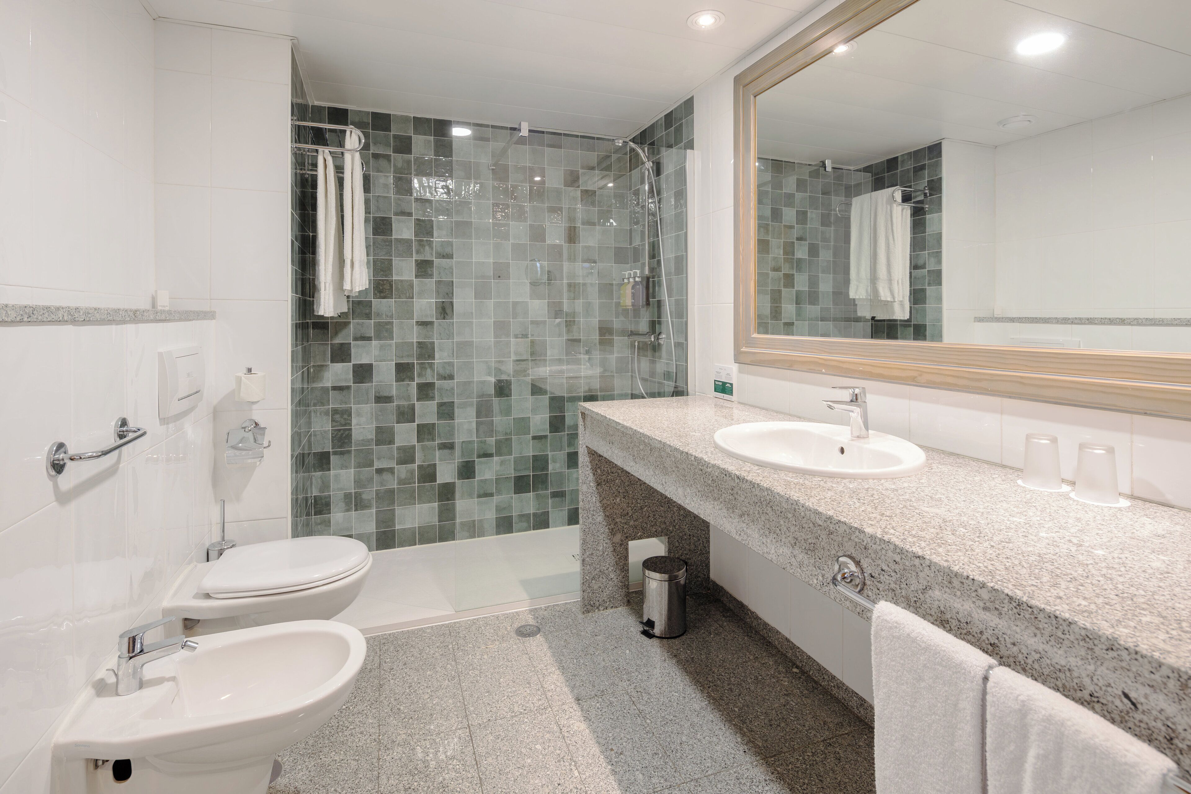 房內夾萬、書桌、免費 Wi-Fi、床單