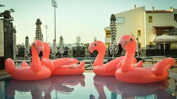 Piscine intérieure, 2 piscines extérieures, parasols, chaises longues