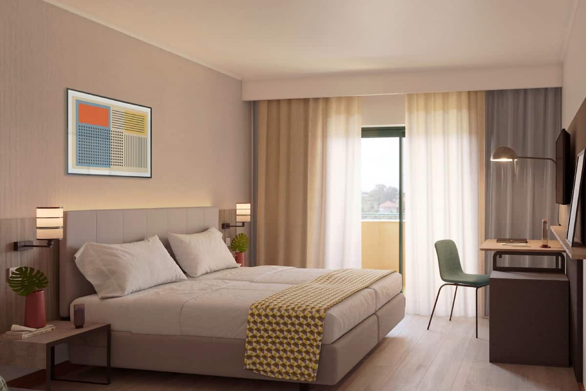 Caja fuerte, escritorio, wifi gratis y ropa de cama