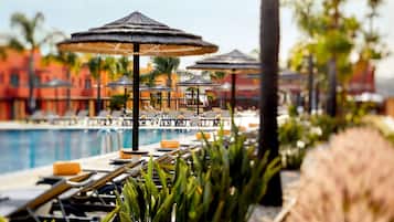 2 Außenpools, geöffnet von 09:00 Uhr bis 19:00 Uhr, Liegestühle