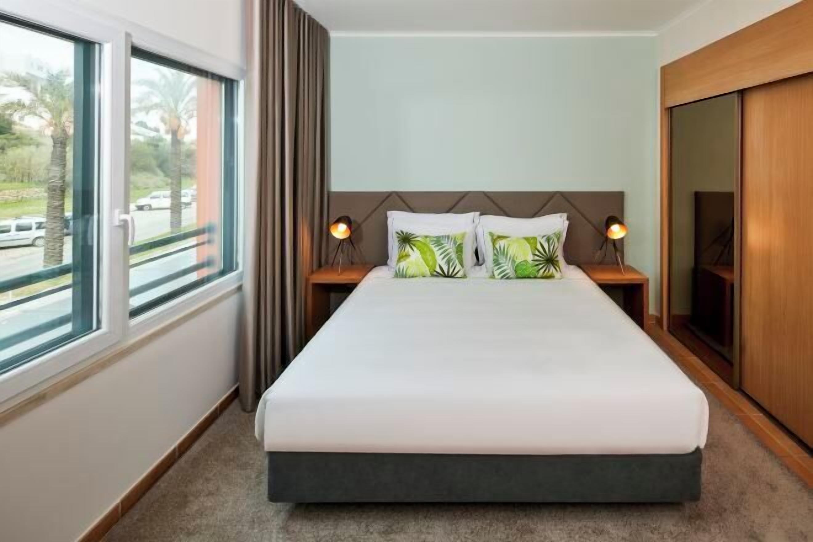 Minibar, coffres-forts dans les chambres, bureau, rideaux occultants