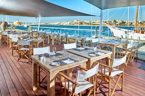 Mittagessen, Abendessen, mediterrane Küche, Blick auf den Pool 