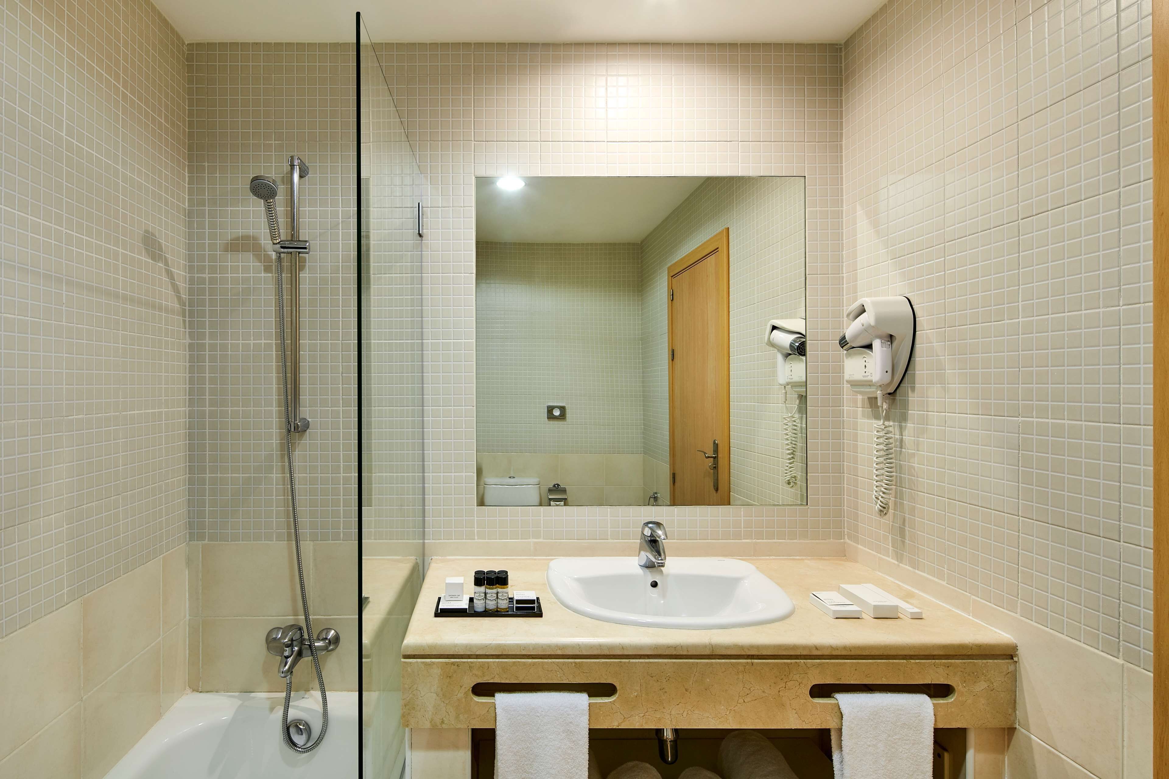 Kombinasi shower/bathtub, bathtub besar,  dan pancuran hujan