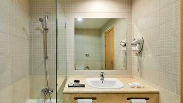 Kombinasi shower/bathtub, bathtub besar, dan pancuran hujan