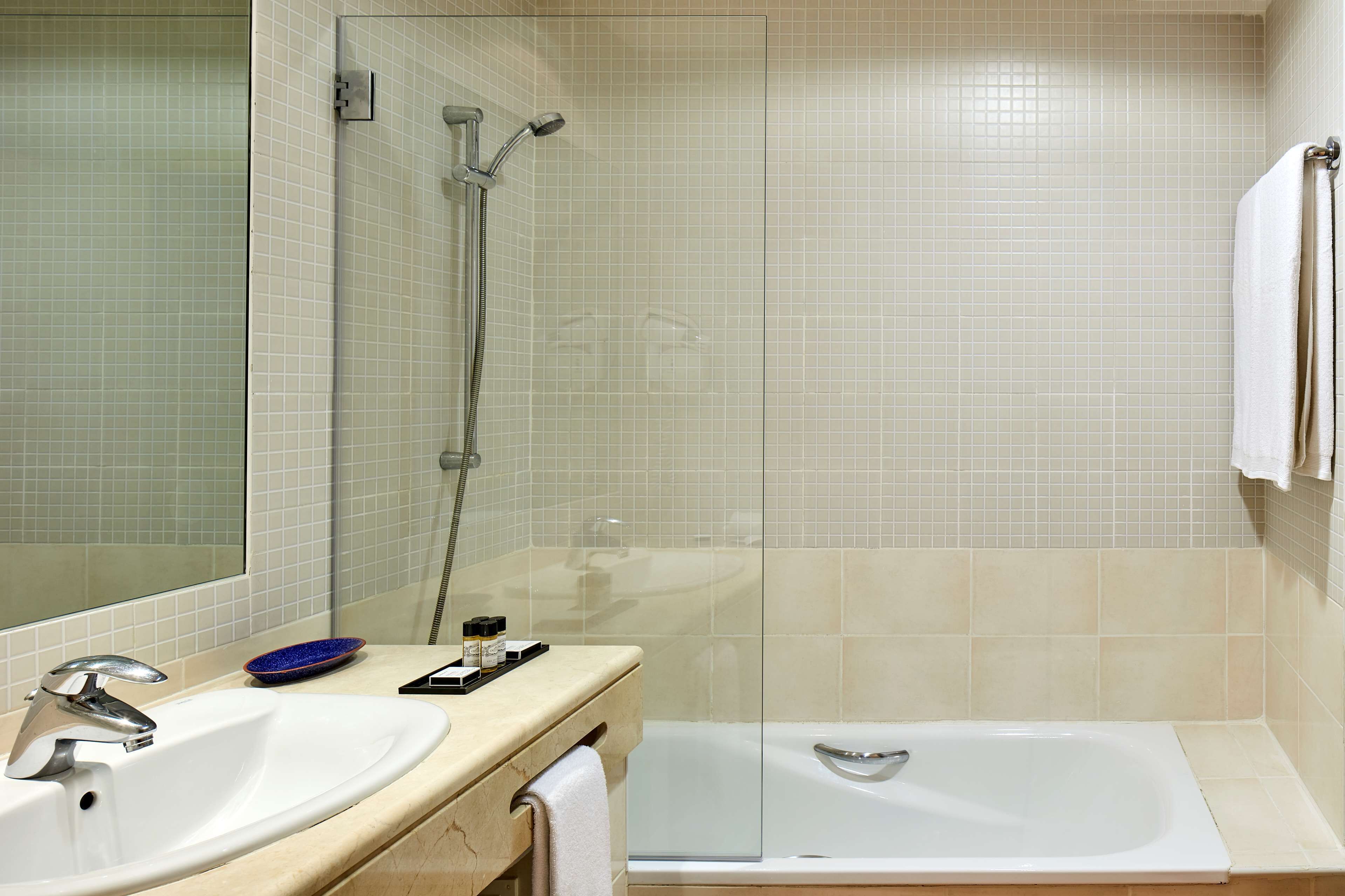 Kombinasi shower/bathtub, bathtub besar,  dan pancuran hujan