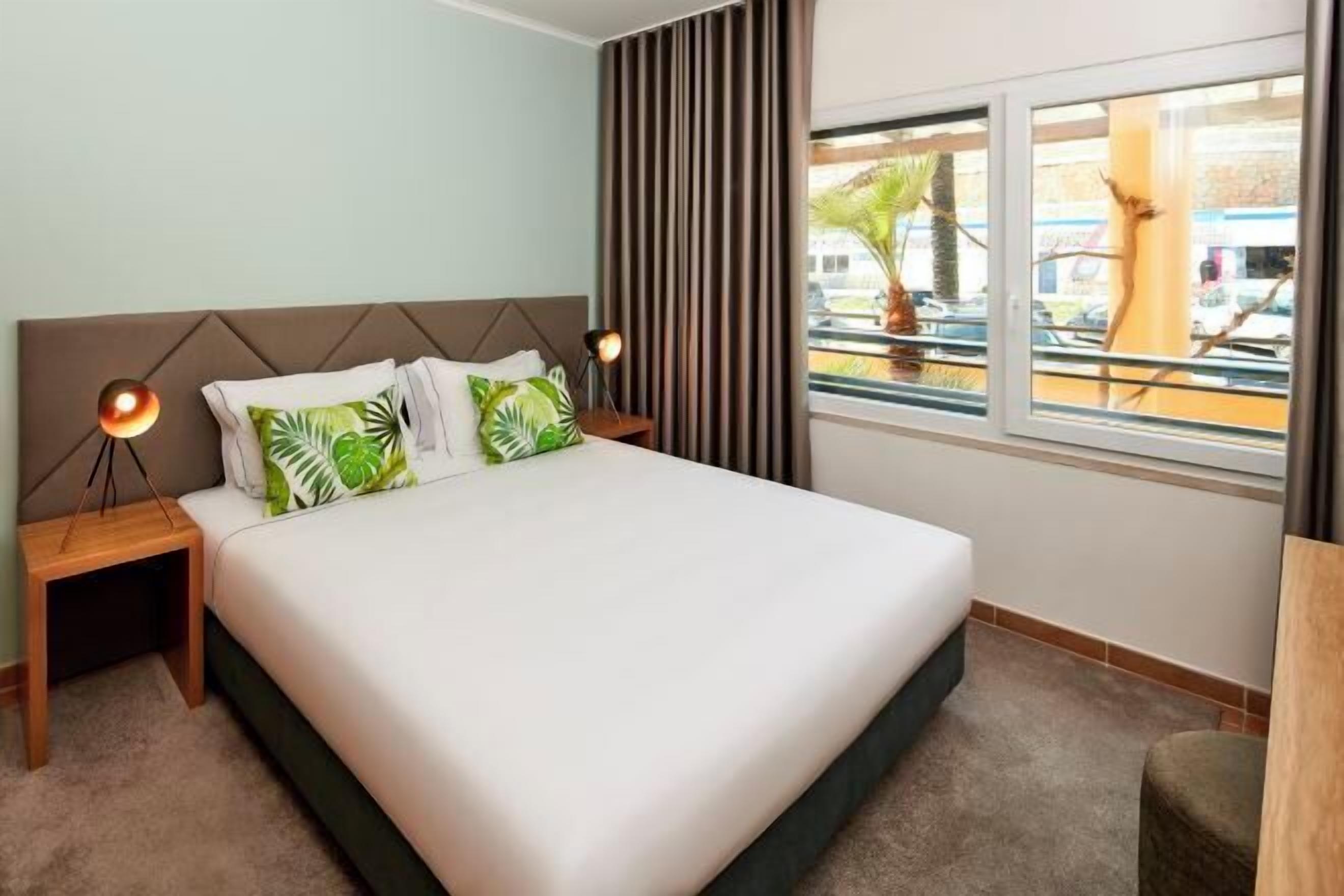 Minibar, coffres-forts dans les chambres, bureau, rideaux occultants