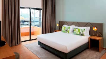 Minibar, coffres-forts dans les chambres, bureau, rideaux occultants