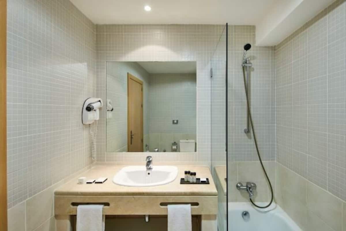 Combined shower/tub, deep soaking tub, rainfall showerhead