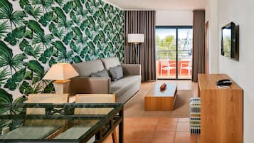 Frigobar, cofres nos quartos, escrivaninha, cortinas blackout